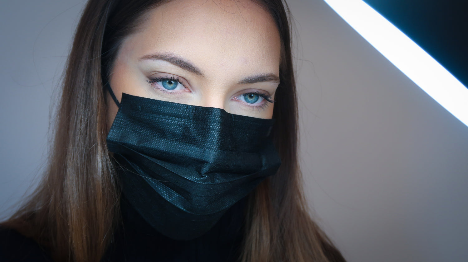 Portrait serré de Coline, créatrice de press on nails personnalisés, masquée et pensive. Cette image évoque la précision et l’intention derrière chaque capsule, conçue sur mesure pour des ongles uniques.