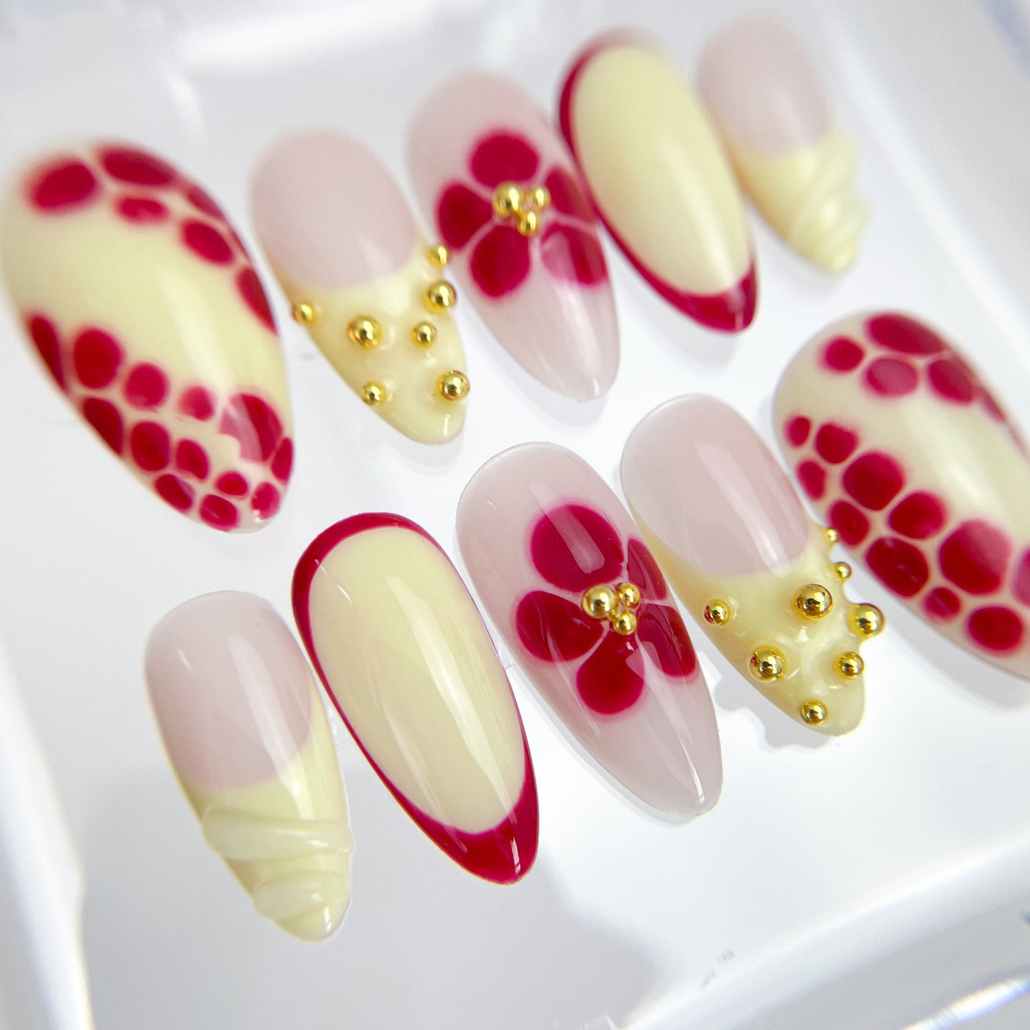 Mise en situation de gel pads press on nails en pleine application sur des faux ongles brillants. Une solution pratique et propre pour fixer les capsules press on nails sans colle, pour une manucure rapide et sans dégâts.