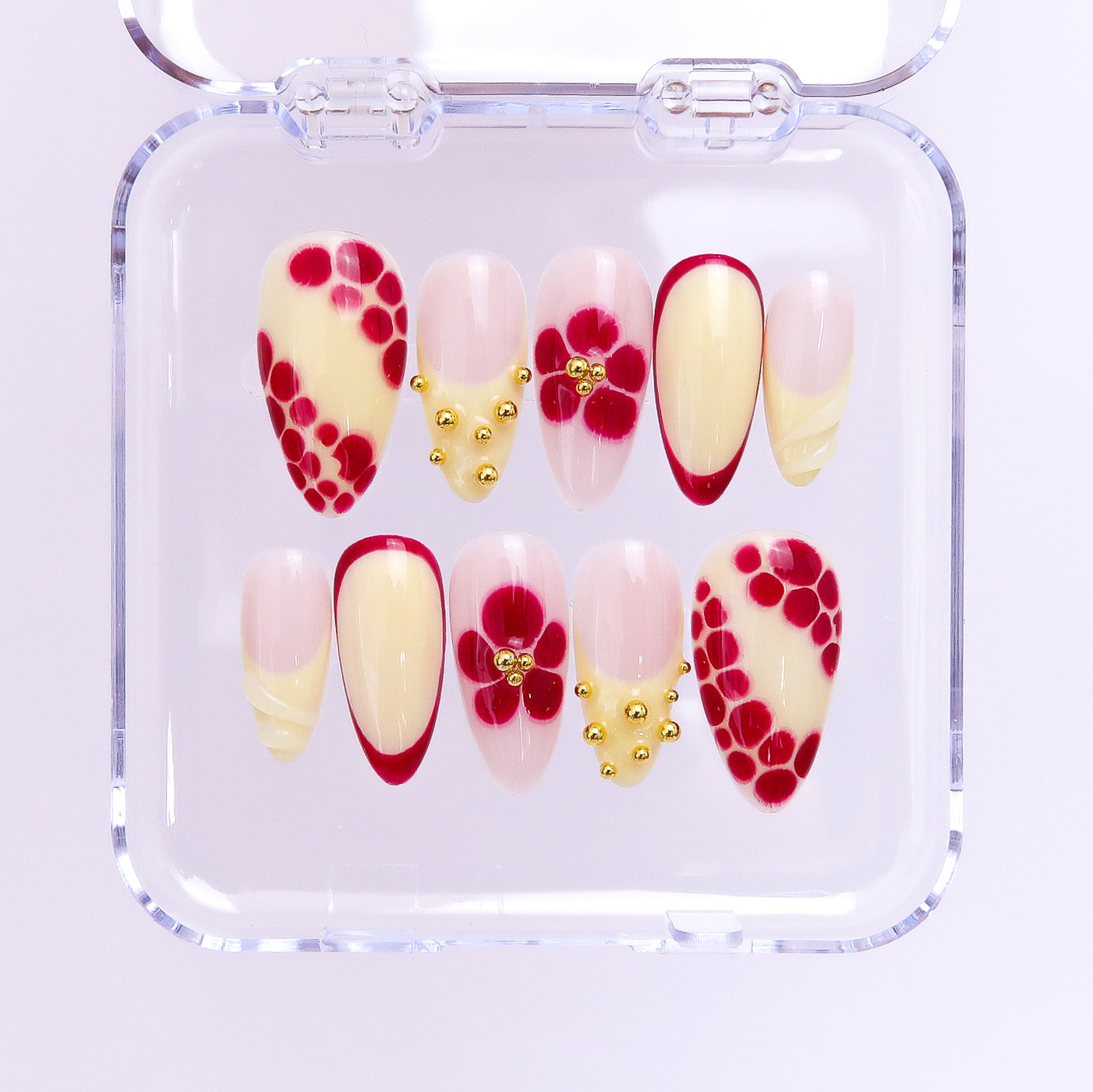 Présentation d’ongles press on nails sur mesure par Coline Nails – chaque set est personnalisé selon la taille, la forme et le style souhaité pour une manucure unique et sans erreur