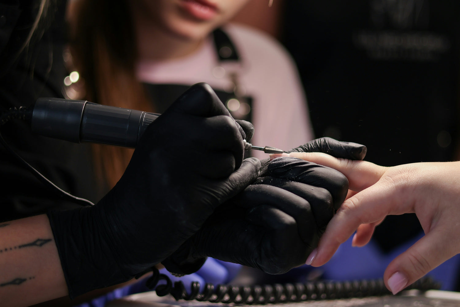 Outil de prothésiste ongulaire pour préparer les ongles naturels à l’aide d’une ponceuse douce. Idéal avant une pose press on nails ou manucure en gel.